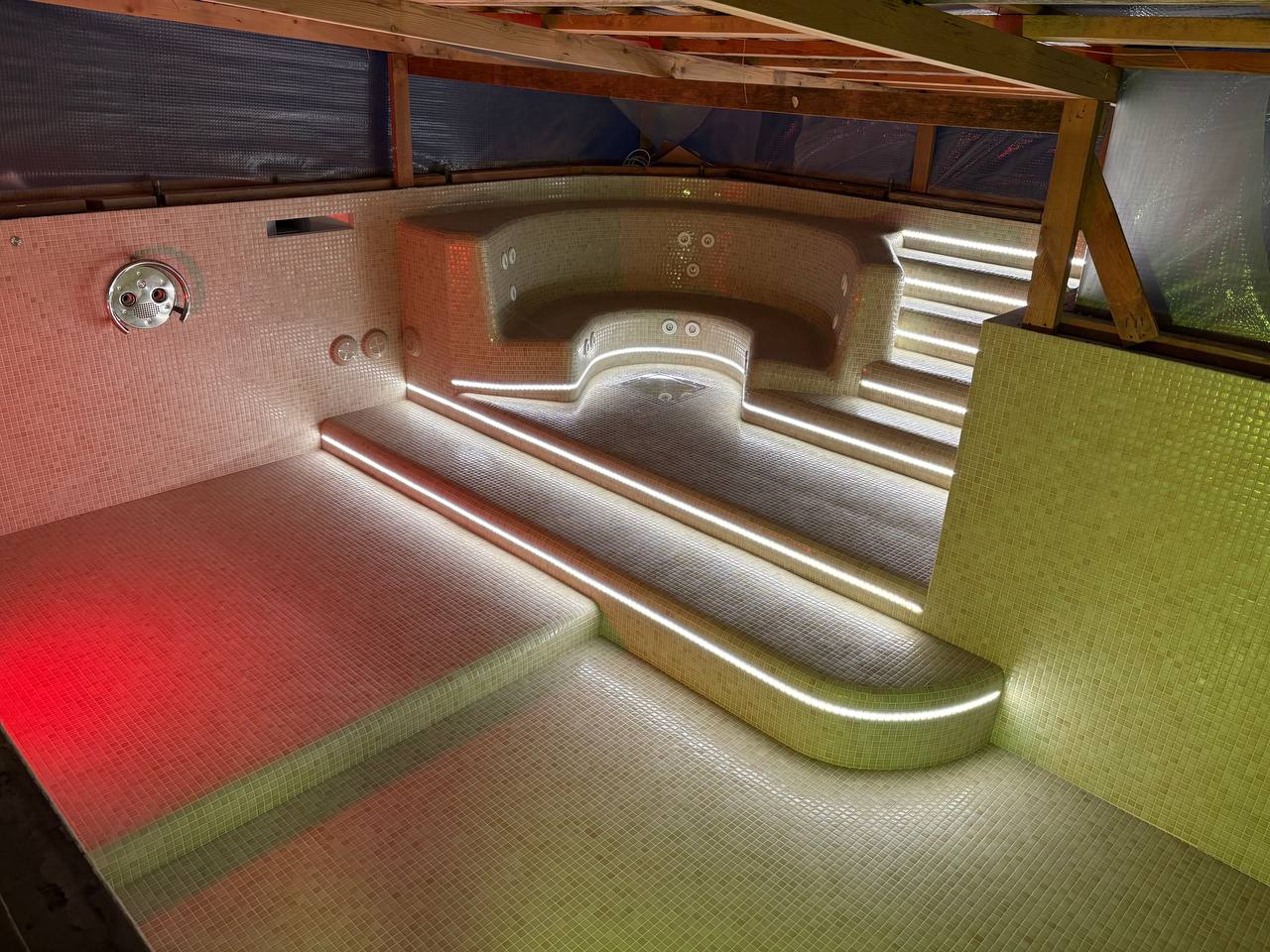 Реализованный бассейн с вечерней подсветкой